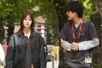 朱羅（松本若菜）と保（佐野晶哉）はラーメンを食べに外出！いつもと違う後味が気になった朱羅は駆け出し…『Dr.アシュラ』第4話予告