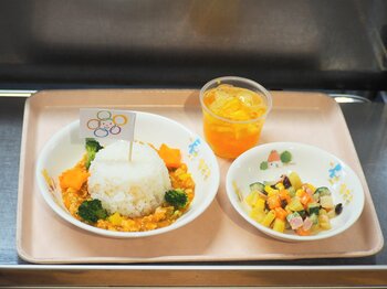 2月16日はライクキッズ「にじいろの日」　ニンジンの収穫までの過程を動画で学び、彩り豊かな特別給食を提供