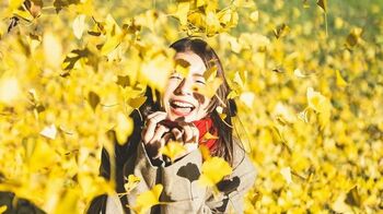 「妖精が舞い降りた」スザンヌ 色鮮やかな紅葉との“素敵写真”連発！透明感あふれる優しい表情に「待ち受けにします」