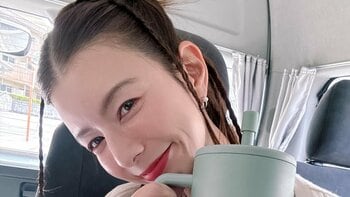 旅館オープンで話題のスザンヌ “スタイル抜群”「うすうすジャケット」春コーデ披露 野菜もりもり朝ごはんも満喫「優しくって美味しかったぁ」