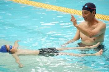 人間科学部 若吉浩二教授が、小学生に“安全水泳教室”思考力・判断力を養う「“大の字”泳法」
