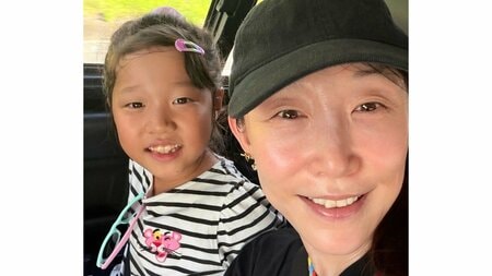 クワバタオハラ・小原正子 6歳長女と沖縄でプール満喫！“お気に入りの水着”でルンルン滑り台にも挑戦したニコニコ笑顔に「かわいい」