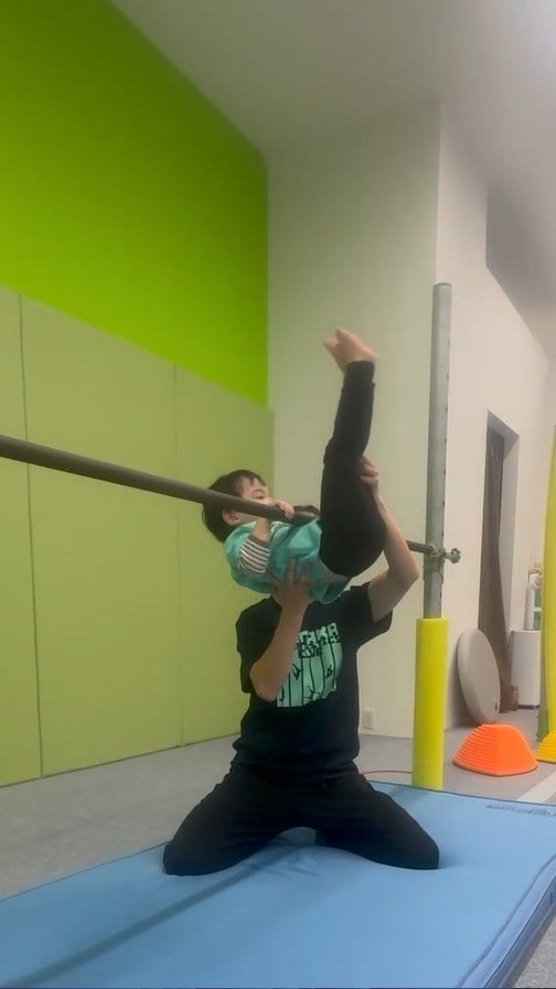 【画像10枚】「DNA凄い」「天才キッズ」と大反響！元体操日本代表・田中理恵の2歳長男がスムーズな“逆上がり”をする姿を見る