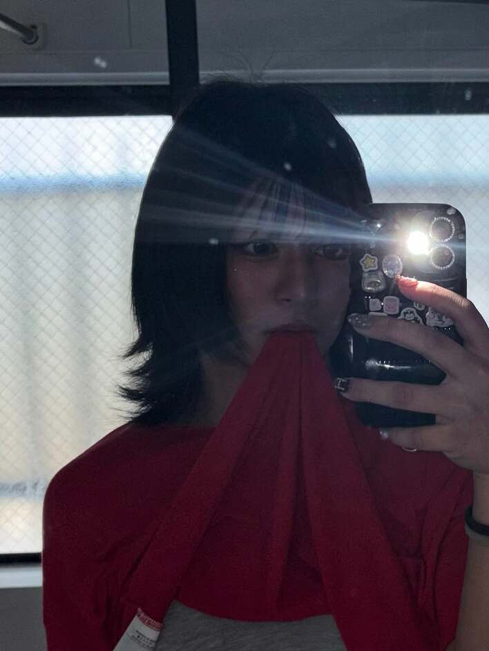 【画像】「腹筋6LDK！」口でシャツめくり上げ美ボディーを披露する19歳女子プロレスラーを見る