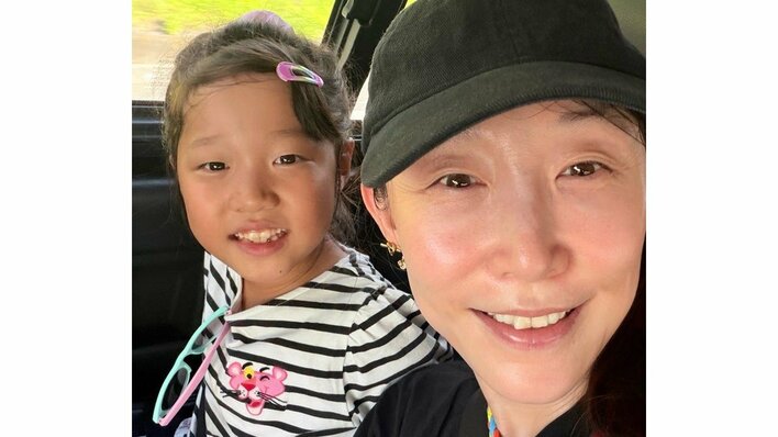 クワバタオハラ・小原正子 6歳長女と沖縄でプール満喫！“お気に入りの水着”でルンルン滑り台にも挑戦したニコニコ笑顔に「かわいい」