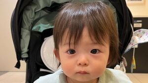 「おいしすぎる！」初りんごジュースに大興奮！生後9カ月赤ちゃんのとろける笑顔に「パパとママはメロメロ」「よかったねぇ」【激かわキッズ奇跡の瞬間】