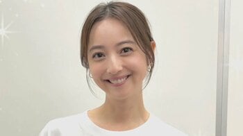 佐々木希 大胆背中見せの“うさぎ”姿に変身！？デビュー20周年記念Tシャツ着用し“うさ耳”ポーズも披露「別格やねん！」「天使や」と絶賛の声