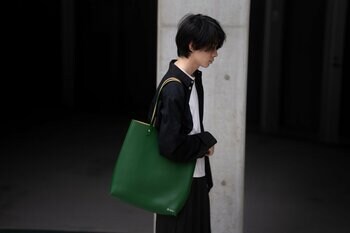 カワニシカバンの新シリーズ"Dual"から第3弾、縦長レザートート「every［エブリー］」登場。革1枚で仕立てたミニマルデザイン──YouTube登録者15万人の香川発・バッグブランド