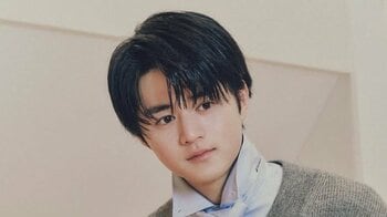 鈴鹿央士 “ムキムキ”姿のボクシングショットを公開！「完全にやられてる感…」恐竜と戦う遊び心あふれるカットに「表情最高」