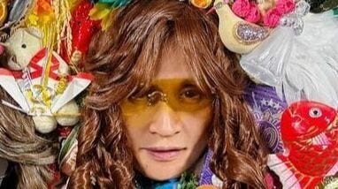 1人ALFEEやってみた！」高見沢俊彦 派手すぎる縁起物でメンバーに変身