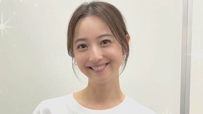 佐々木希 大胆背中見せの“うさぎ”姿に変身！？デビュー20周年記念Tシャツ着用し“うさ耳”ポーズも披露「別格やねん！」「天使や」と絶賛の声