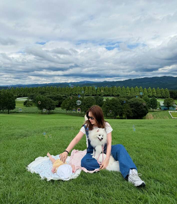 藤田ニコル 生後2ヵ月長女が芝生でゴロンの“家族3ショット”公開