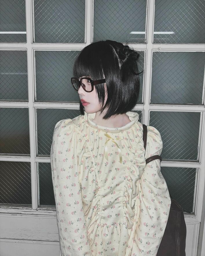 足なっが！」あのちゃん 美脚あらわなミニ丈ワンピース×雪駄サンダルの