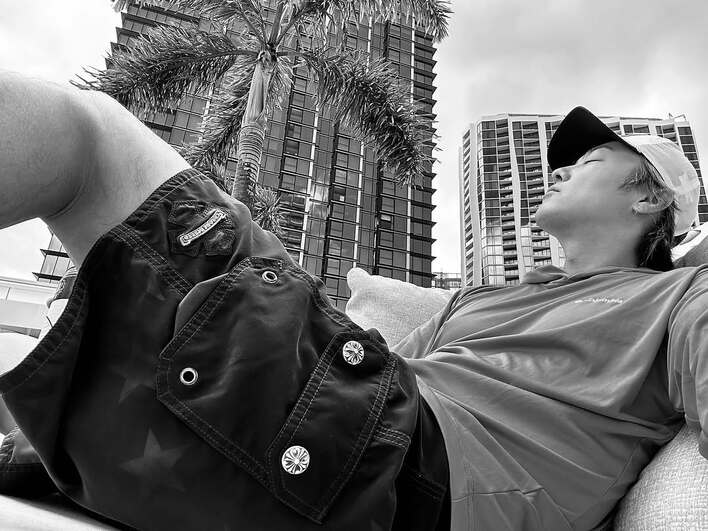 爆笑！」EXILE TAKAHIRO クールなチルタイム投稿で驚きの表情を披露