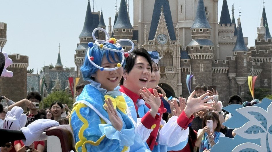 ミッキーたちと一緒にミセスがスペシャル登場！カラフルな衣装で