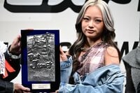 HANA 個性あふれるデニムコーデでベストジーニスト初受賞に歓喜「素敵な賞をいただけてとても嬉しい」