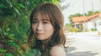 秋元真夏 乃木坂46卒業後“個人”として初のフォトブック発売！美ボディ注目の水着姿や露天風呂での撮影など無邪気に旅を楽しむ様子を収録『淡淡』