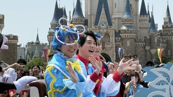 ミッキーたちと一緒にミセスがスペシャル登場！カラフルな衣装でディズニーランドを巡る