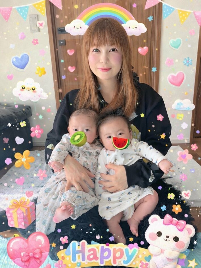 【画像19枚】首がすわった！中川翔子 生後3ヵ月双子が首を上げたうつぶせショットを見る