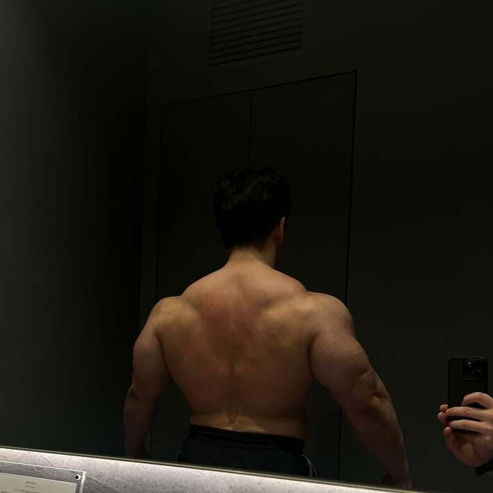 【画像9枚】「これは人間?」横川尚隆が公開した増量して鍛えたたくましすぎる背中を見る