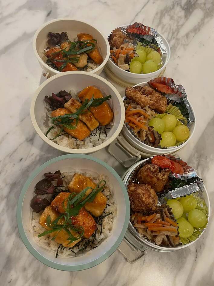 【画像15枚】山口もえが子供3人のために作った豪華“真鯛とサーモンの照り焼き丼”のお弁当を見る