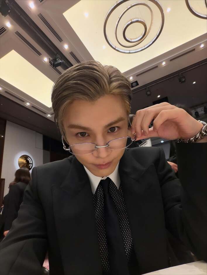 人生初の…」岩田剛典 金髪メガネ姿でのオフショットを大量放出