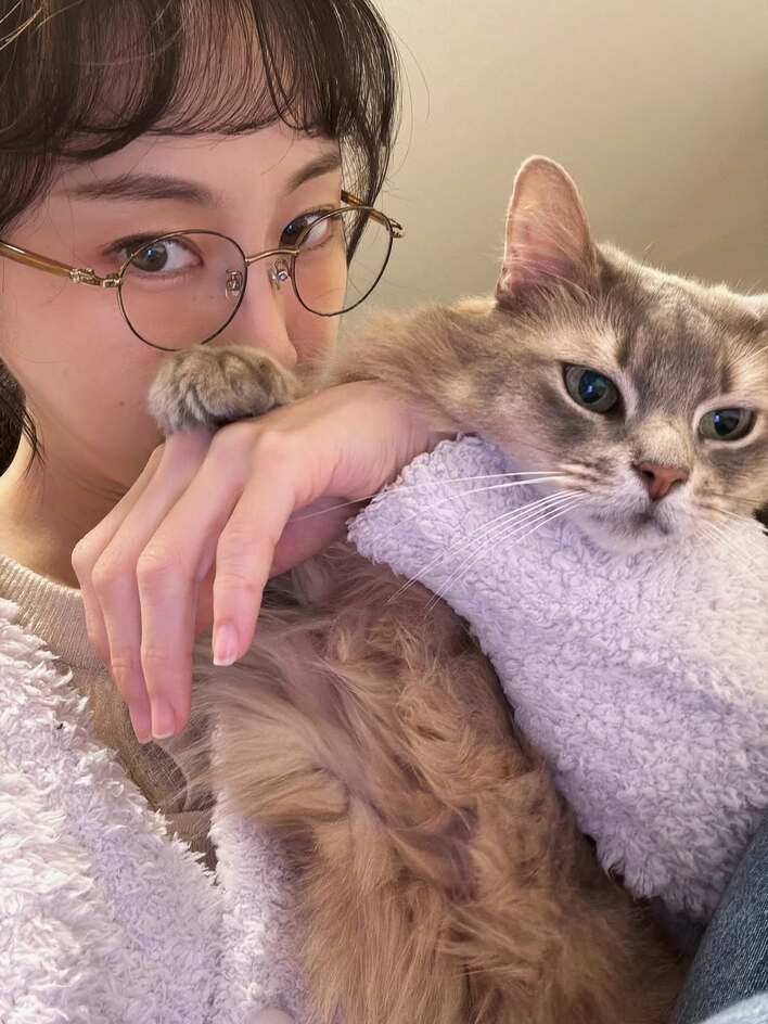 ふたりともソックリ」松井玲奈 愛猫との2ショット公開！「好きすぎて滅