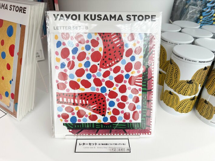 外国人観光客に大人気！草間彌生オリジナル商品が世界一の品ぞろえ