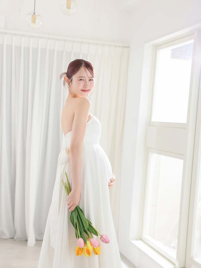 【きょんちゃん】ドレス　スタジオ撮影用 お笑い芸人コットン・きょんの妻が純白ドレスのマタニティフォトで臨月