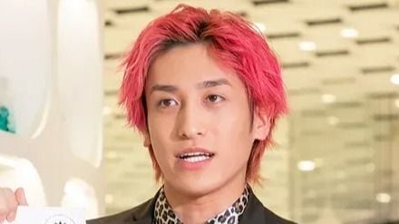 EXIT 兼近大樹 衝撃のモジャモジャヘアを披露 過去の免許証をずらり