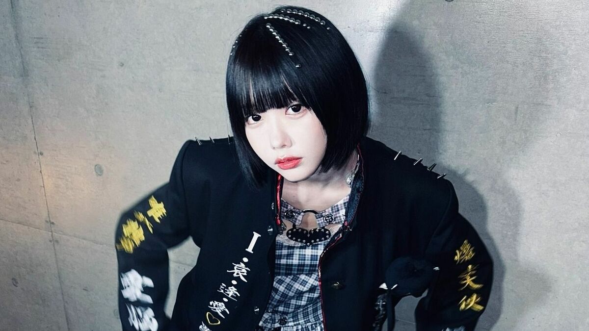 あの 愛脳」と書いて“あの”！？あのちゃんトゲトゲ学ラン×ミニスカロング