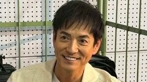 「ダンディー！」沢村一樹 雰囲気ガラリな白髪交じりのヘアスタイル披露！優しく微笑む“イケおじ”ショットに「渋くてカッコいい」とファン絶賛