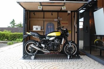 なぜ48時間で45万回再生？クルマ1台分で“6輪生活”が叶う極小バイクガレージ「マイクロガレージ」が、バイカーズパラダイス南箱根で常設展示。特別価格88万円（税込）・残り2棟はなくなり次第終了。