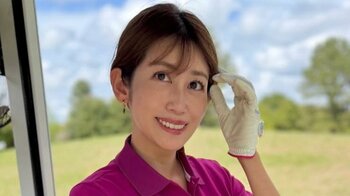 「足！長ぇ！！」中川安奈 美脚際立つ“ミニスカ”ゴルフウェア姿に反響！鮮やかピンク×ネイビーの“妖精すぎる”ショット「素足にキュン♡」