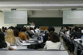 ワールド・モード・ホールディングス代表の加福真介が近畿大学経営学部の講義に登壇