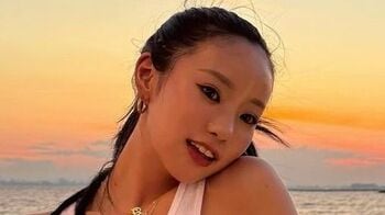 中町綾  海で黒髪オールバックポニテ×タンクトップ姿の夕日映えショット公開！「おい夏最高じゃねぇーか」