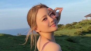 重盛さと美 美デコルテ&美背中全開でボディライン際立つドレス姿を披露！「その格好は寒すぎ」絶景に際立つしなやかな姿に「透明感の化身」