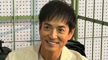 「ダンディー！」沢村一樹 雰囲気ガラリな白髪交じりのヘアスタイル披露！優しく微笑む“イケおじ”ショットに「渋くてカッコいい」とファン絶賛