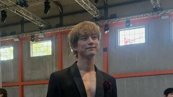 坂口健太郎 金髪×黒スーツ姿披露に「大正解すぎて直視できない」と反響！ジャケットからのぞく大胸筋に「大人っぽくてセクシー」