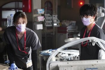 川に転落した男児が運び込まれてくる！保（佐野晶哉）は心臓マッサージをするが、次第に諦めの表情を見せ…『Dr.アシュラ』第2話予告