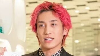 EXIT 兼近大樹　衝撃のモジャモジャヘアを披露　過去の免許証をずらり！免許更新を報告も「違反者講習に案内された」