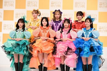 FRUITS ZIPPER 初紅白で“カワイイ旋風”『倍倍FIGHT！』歌ったCANDY TUNEからマイク受け取りハイタッチの後『わたしの一番かわいいところ』披露【第76回NHK紅白歌合戦】