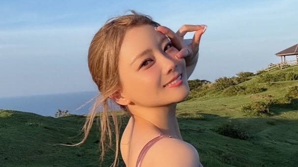 重盛さと美 美デコルテ&美背中全開でボディライン際立つドレス姿を披露！「その格好は寒すぎ」絶景に際立つしなやかな姿に「透明感の化身」