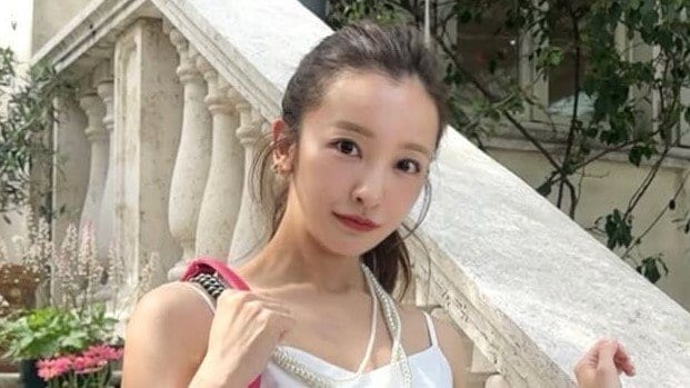 板野友美 大胆美背中見せの“甘辛ミックス”コーデを披露！緑豊かなおしゃれ空間でポーズを決め「神スタイル」「さすがセンス抜群」と絶賛の嵐