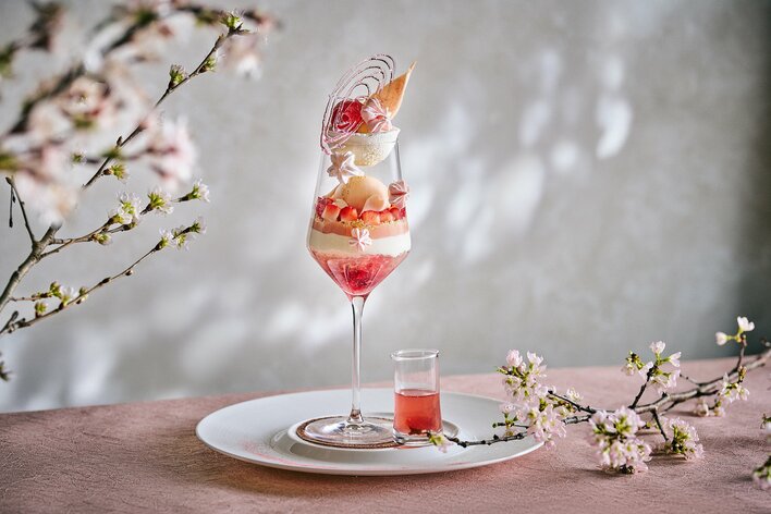 卒業や入学、新たな出会いを祝い春の訪れを表現した桜のパフェ「Spring SAKURA Parfait」を販売 ザ・プリンスギャラリー 東京紀尾井町