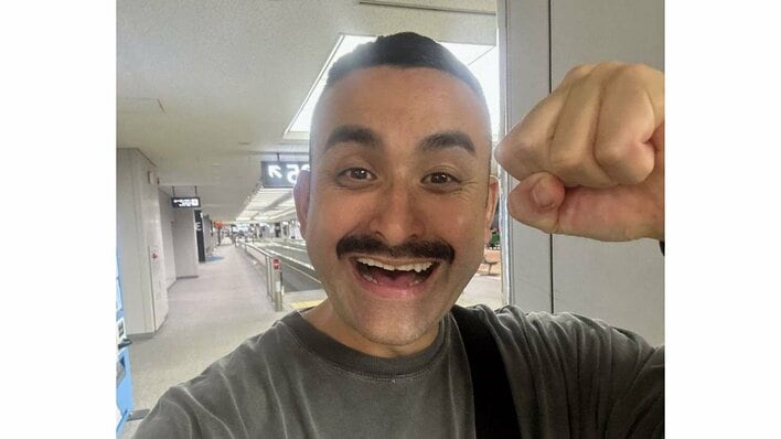 「吹きました笑」デニス植野の変貌ぶりに反響！異国の街並みでの“渋すぎる”ショット公開に「絶妙なセンス！」「かっこいいのに笑う」