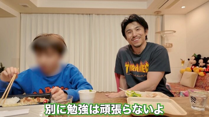 【送料無料】中尾明慶さん掲載2ページ（約A3サイズ）#6514 奥様さすが」中尾明慶 自宅の広々リビングを雑巾がけ！大きな鏡付いた