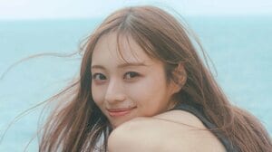 乃木坂46梅澤美波 “ゼロ距離”水着ショット公開！ミラノのプールで横たわりながらカメラを見つめる視線にドキドキ 2nd写真集『透明な覚悟』先行カット第4弾