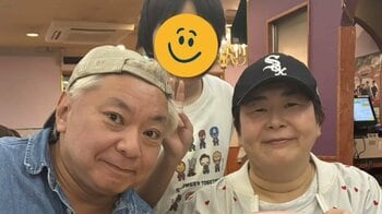 鈴木おさむ 結婚23周年記念日に家族3人でサイゼ爆食い！妻・大島美幸が思い出のサラダを頬張るショットに「食いっぷりが最高！！」