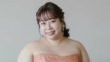 結婚発表の餅田コシヒカリ 夫との“密着ショット”公開！オレンジ色のドレス姿で結婚指輪と共にはじける笑顔も「旦那さんもっと惚れちゃうね」